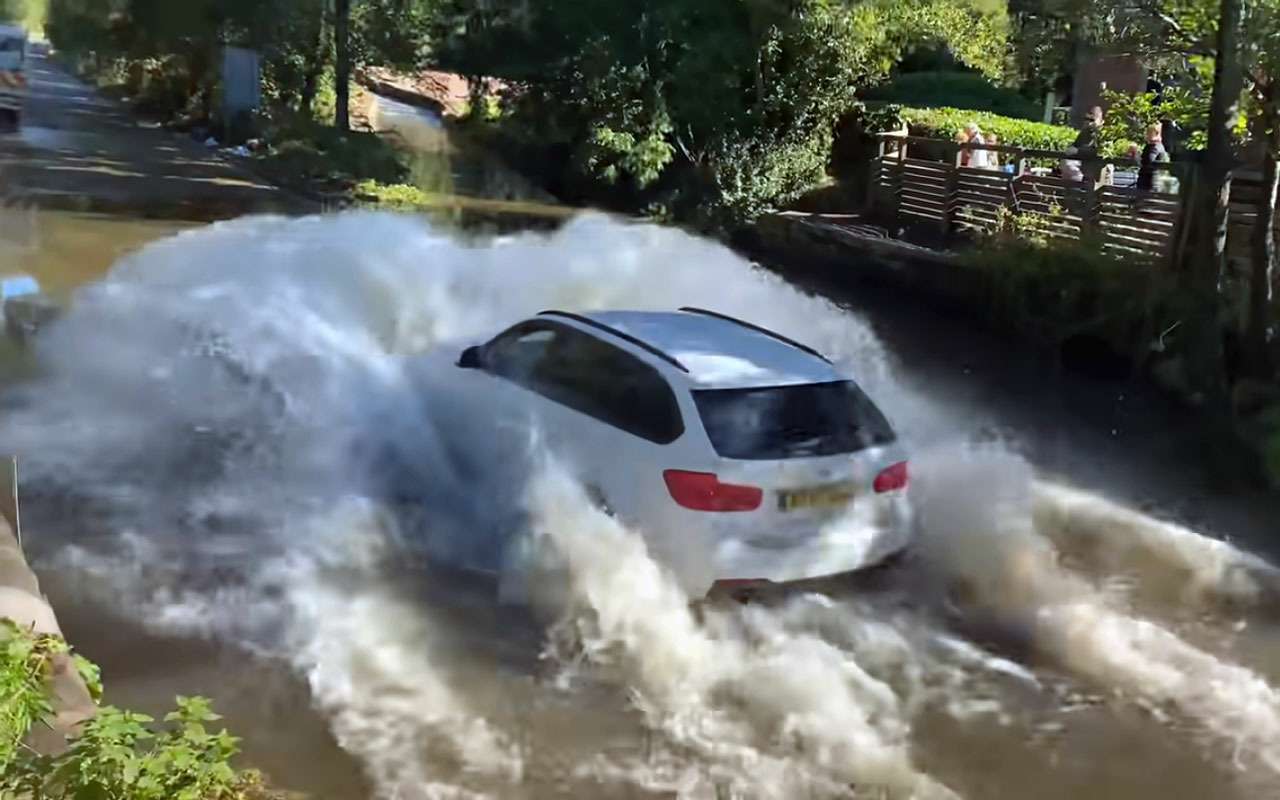Эта лужа топит десятки машин – видео