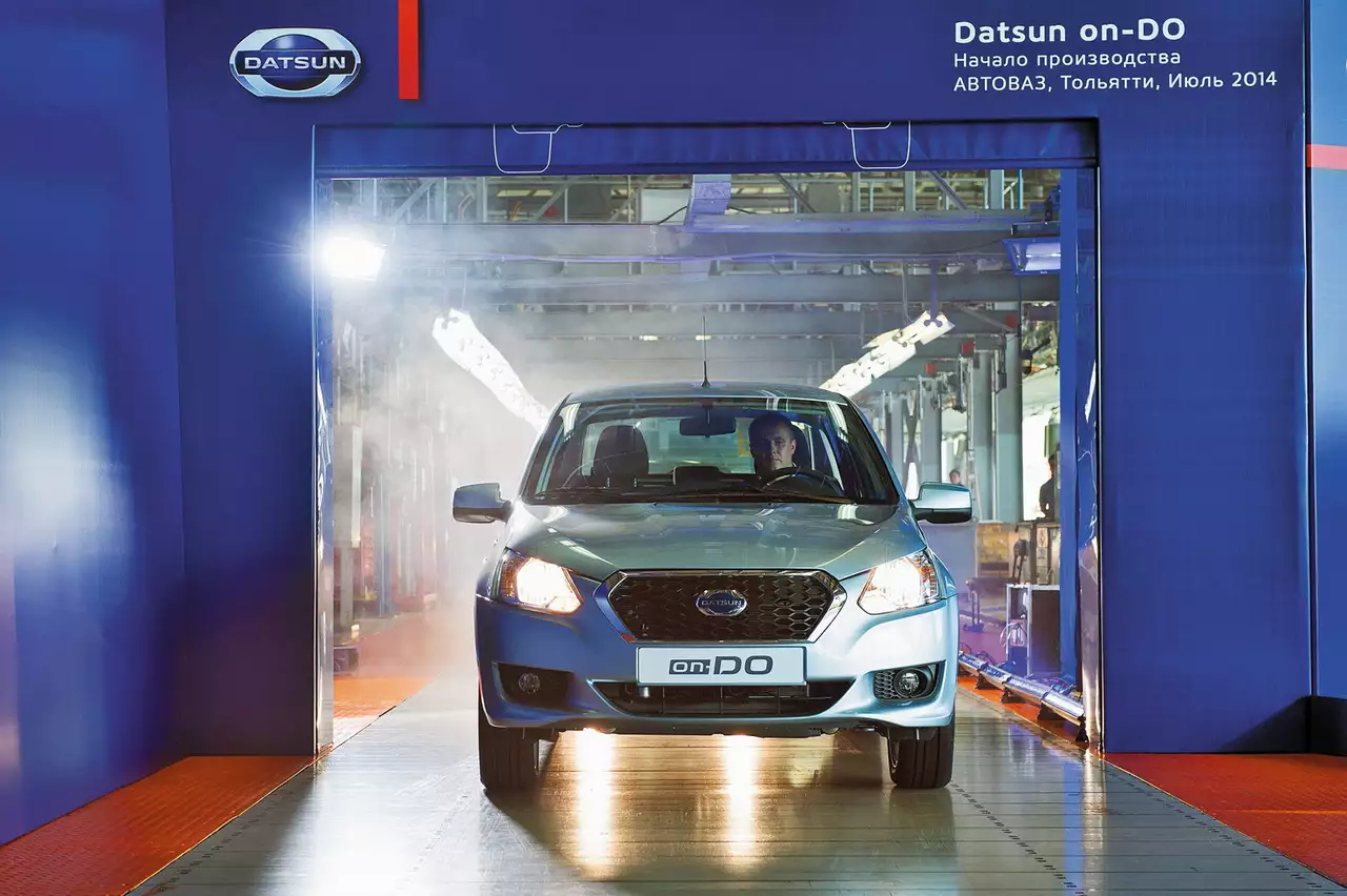 Datsun on-DO будет доступен в трех комплектациях: Access, Trust и Dream. Минимальная цена – 329 000 руб. при этом важное уточнение: озвученную ранее планку в 400 000 руб. не перешагнут лишь наиболее доступные версии. Старт продаж запланирован на конец лета