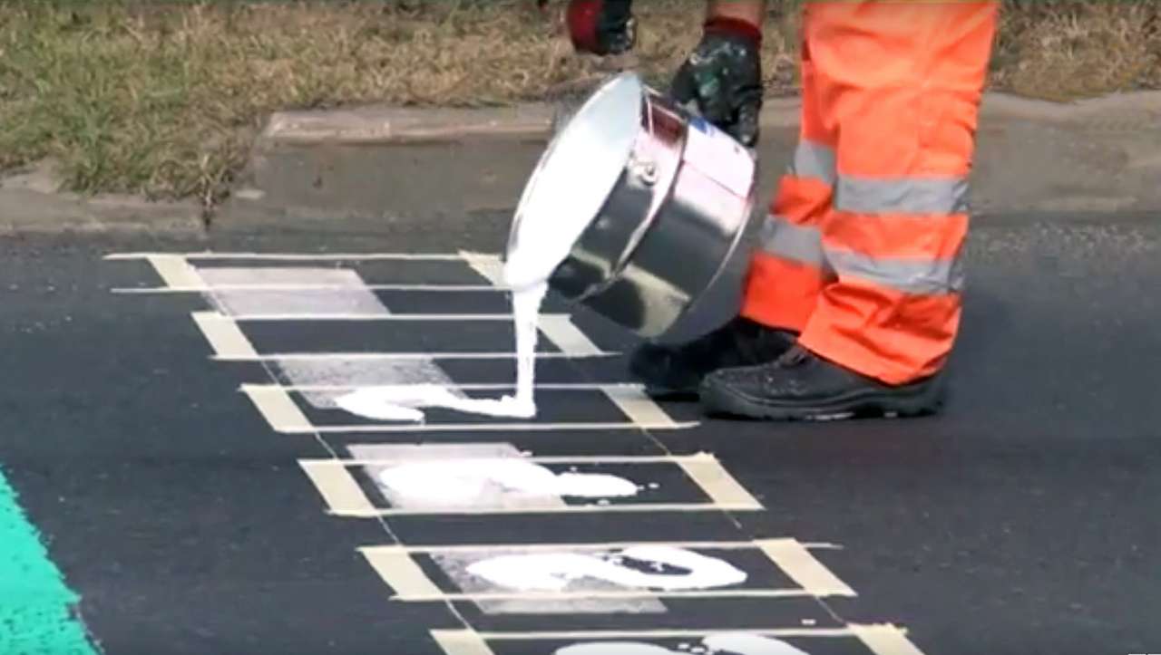 У белорусов пытались похитить рецепт уникальной краски для дорожной разметки