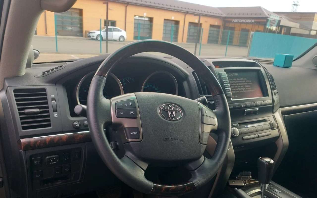 Интерьер Toyota Land Cruiser 200