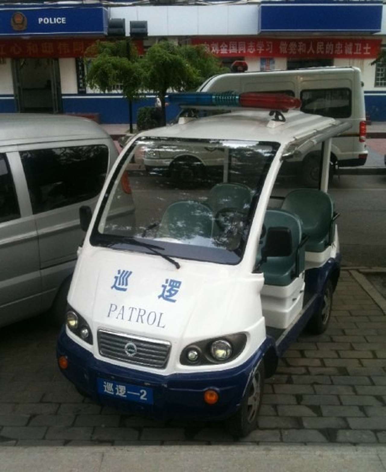 Пекинские полисмены пересаживаются на электромобили