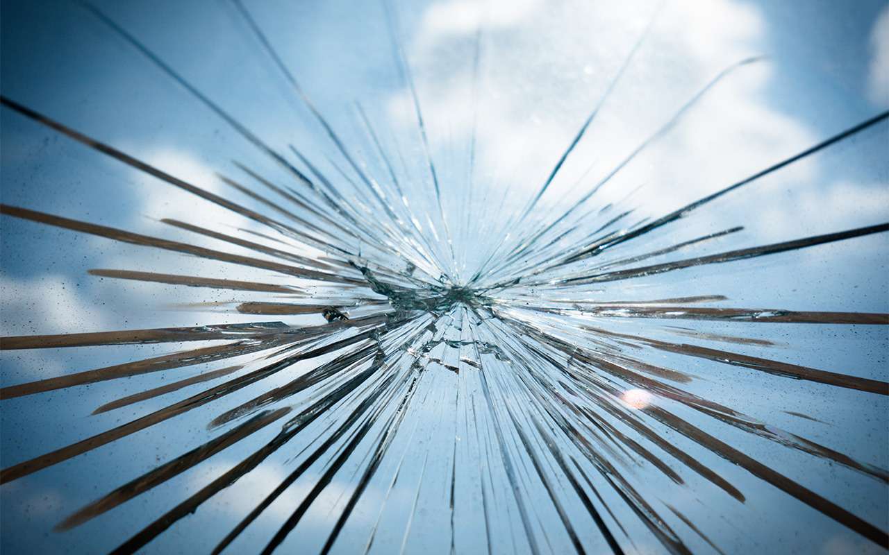 Можно ли ездить с трещиной на лобовом?