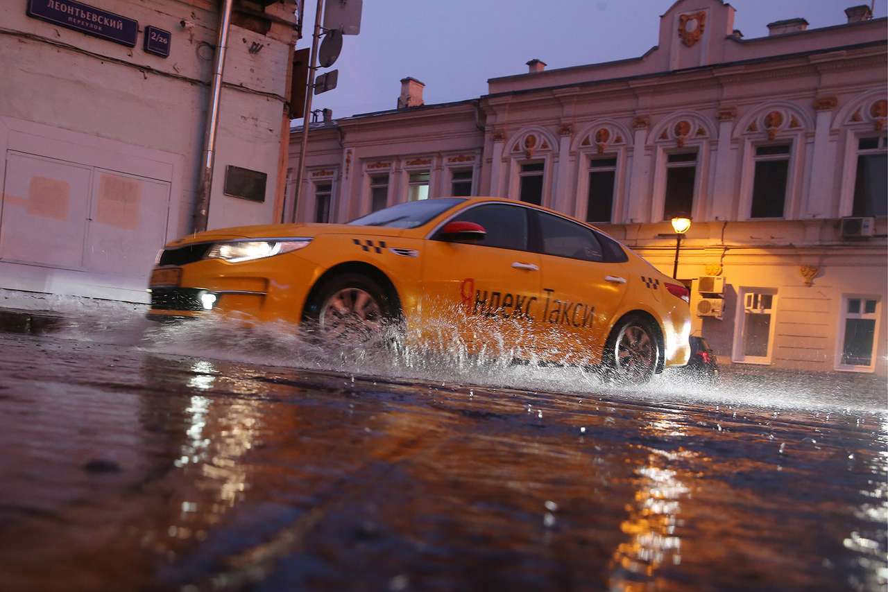 Таксисты рассказали, чем занимаются пассажиры во время поездок