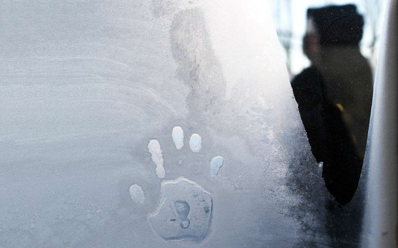 Водитель автобуса высадил 9-летнюю девочку на мороз