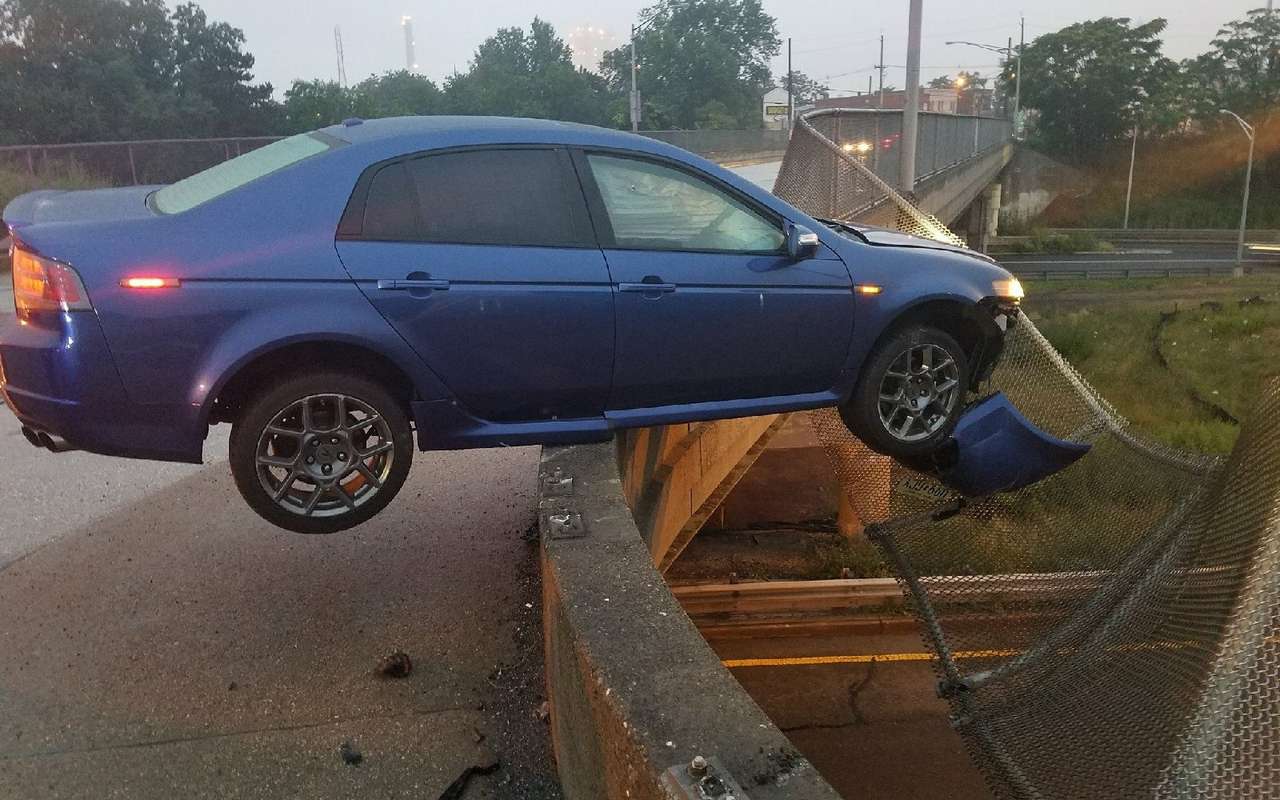 В жизни как в кино: Acura повисла на краю эстакады