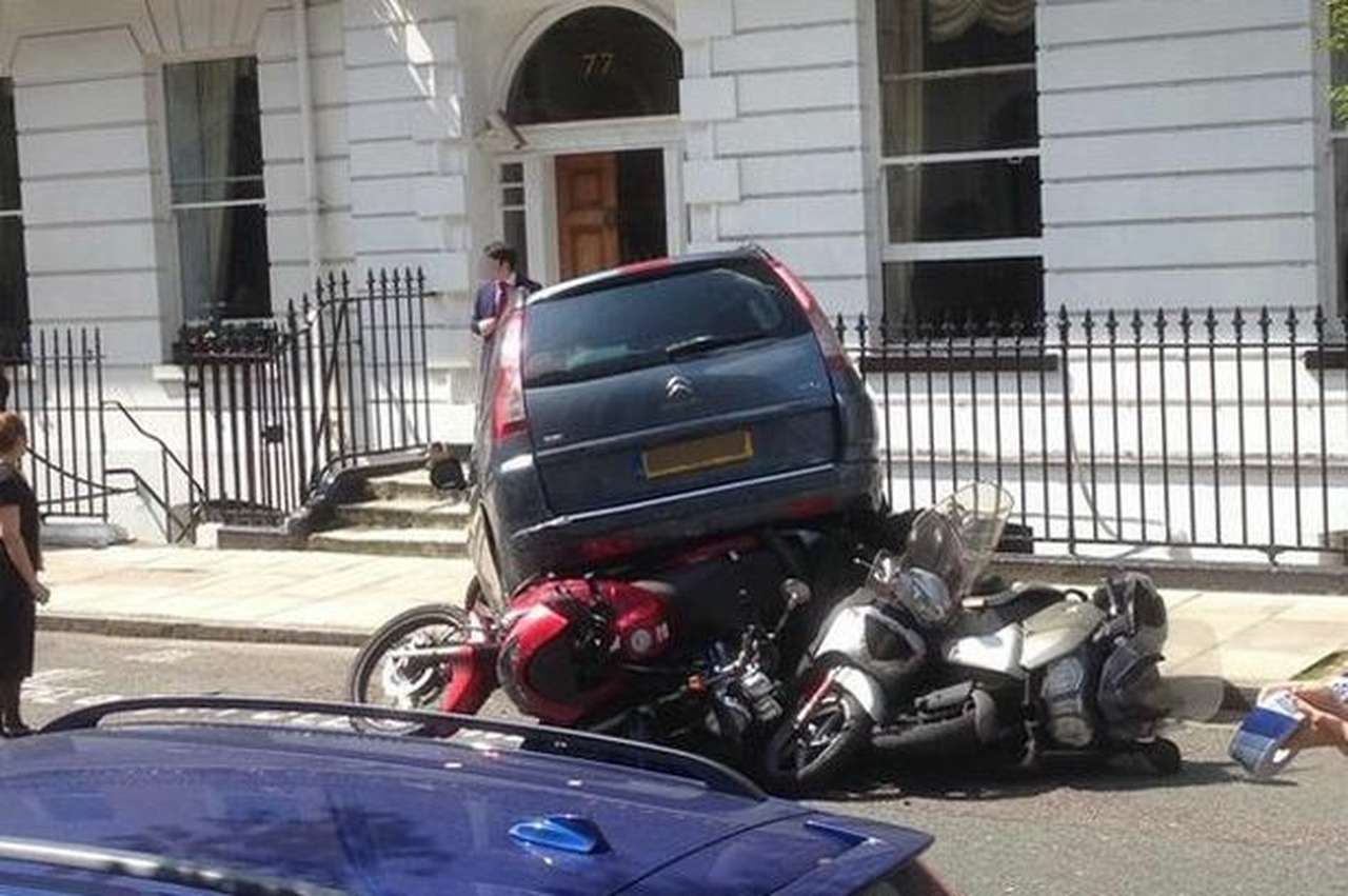 Автомобилистка припарковала Citroen поверх четырех мотоциклов