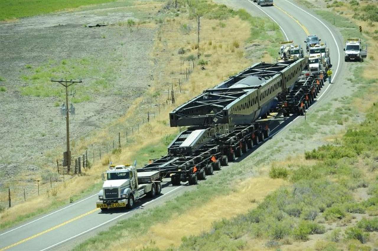 Тягач компании Perkins Specialized Transportation перевозит часть реактора к месту утилизации в штате Юта.