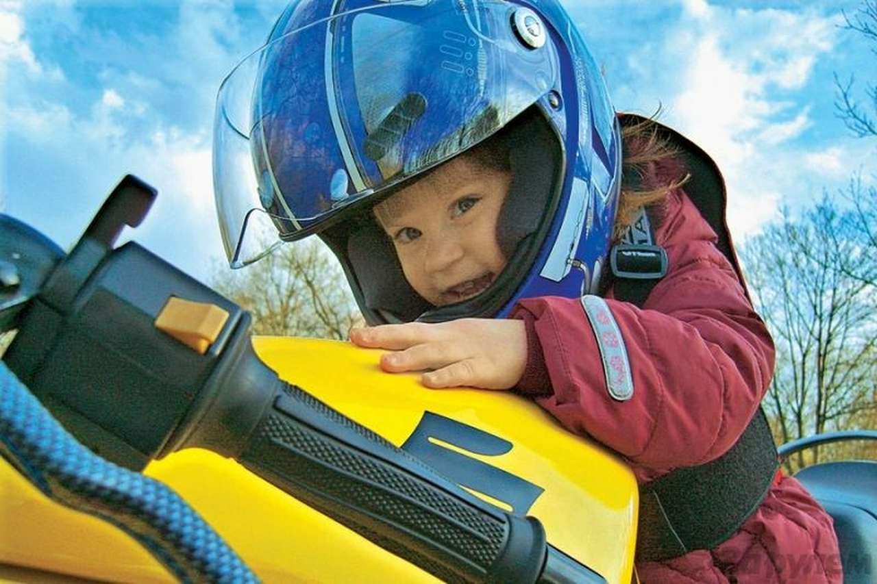 С «цветами жизни» за спиной