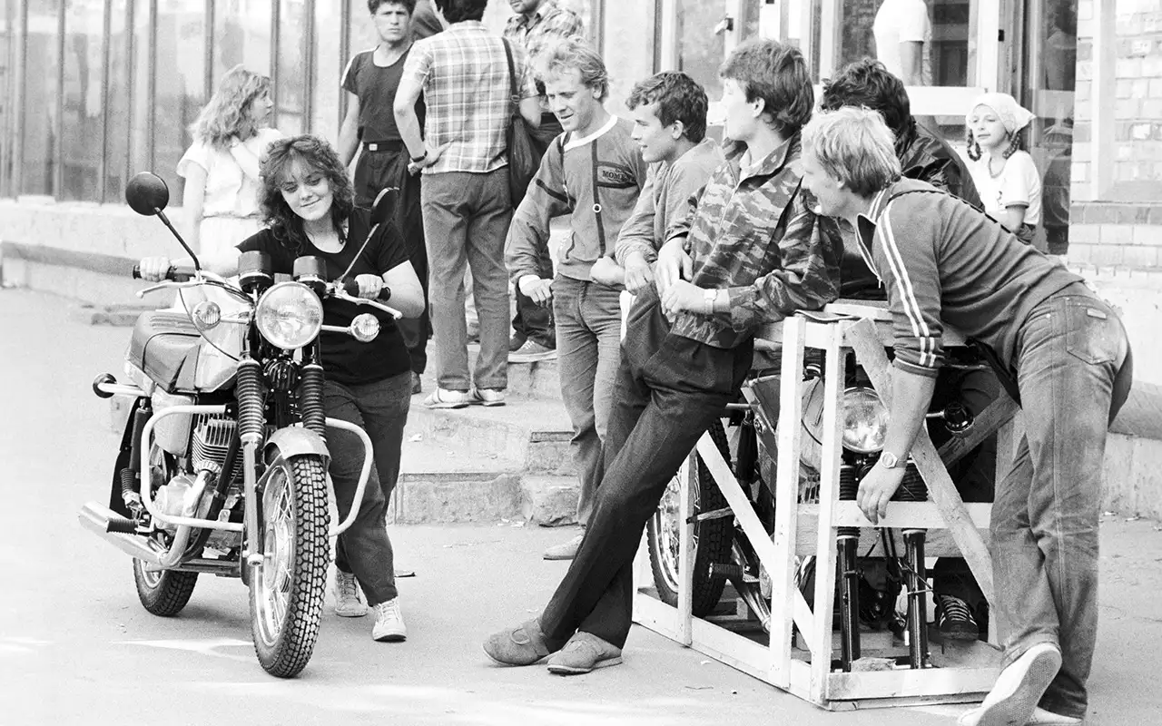 Слова «байкерша» в ту пору вроде бы еще не было.