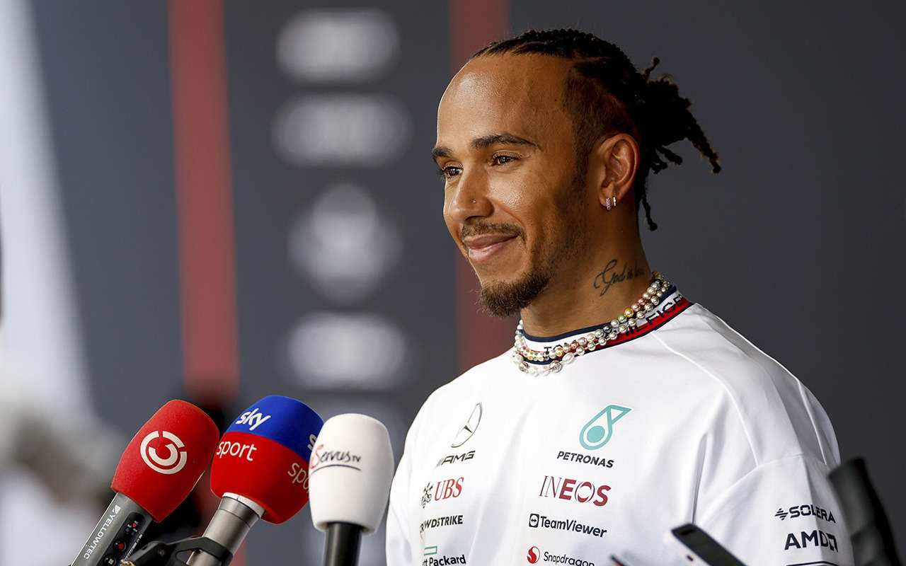 Поведение болида сравнимо с качелями — Хэмилтон о балансе шасси на трассе Формулы-1