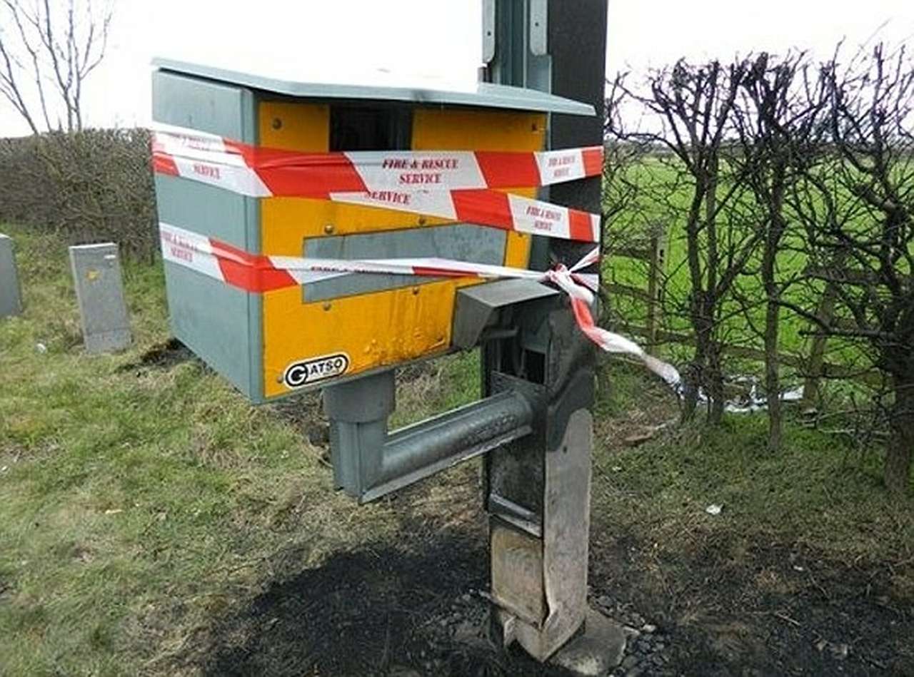 Водитель попытался сжечь камеру фотофиксации