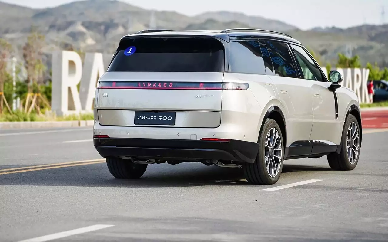 Lynk & Co 900