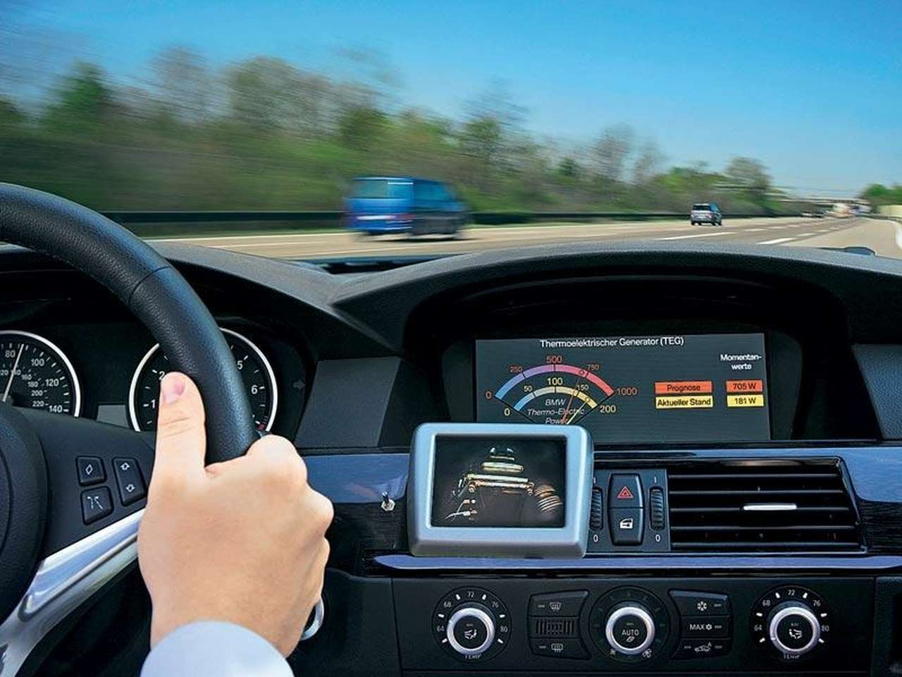 Индикатор показывает вырабатываемую даровую мощность.