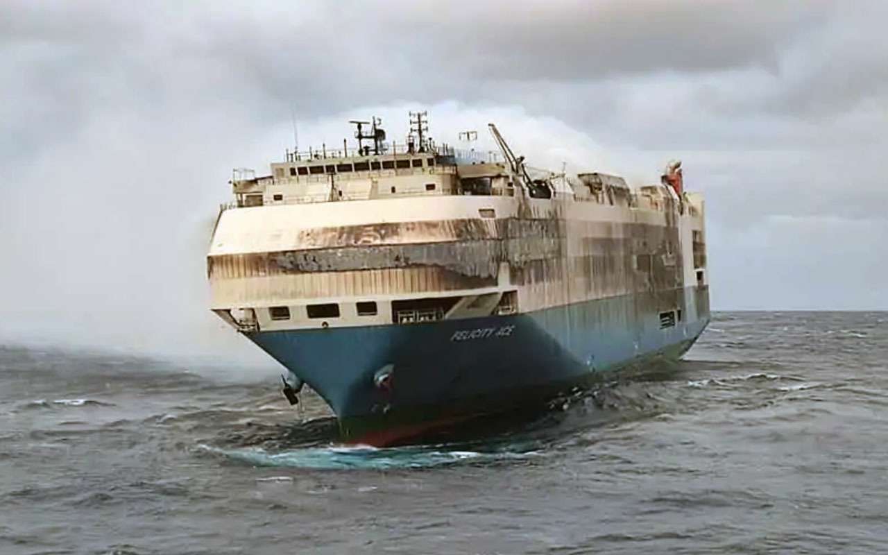 Горящий корабль Felicity Ace