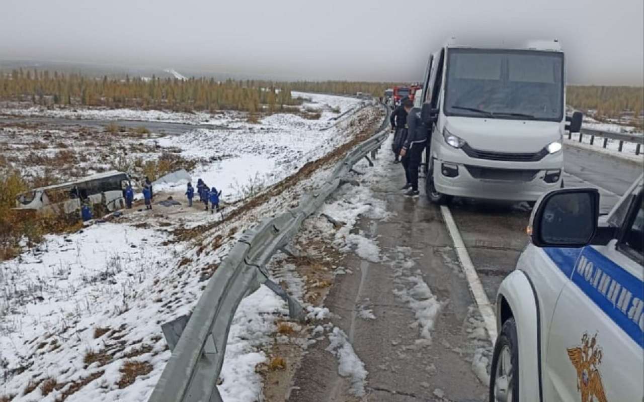 Пострадали 32 человека: подробности о ДТП с перевернувшимся автобусом в Якутии