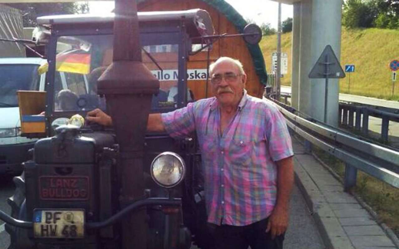 Пенсионер из Германии и его пес едут на чемпионат мира в Россию на тракторе