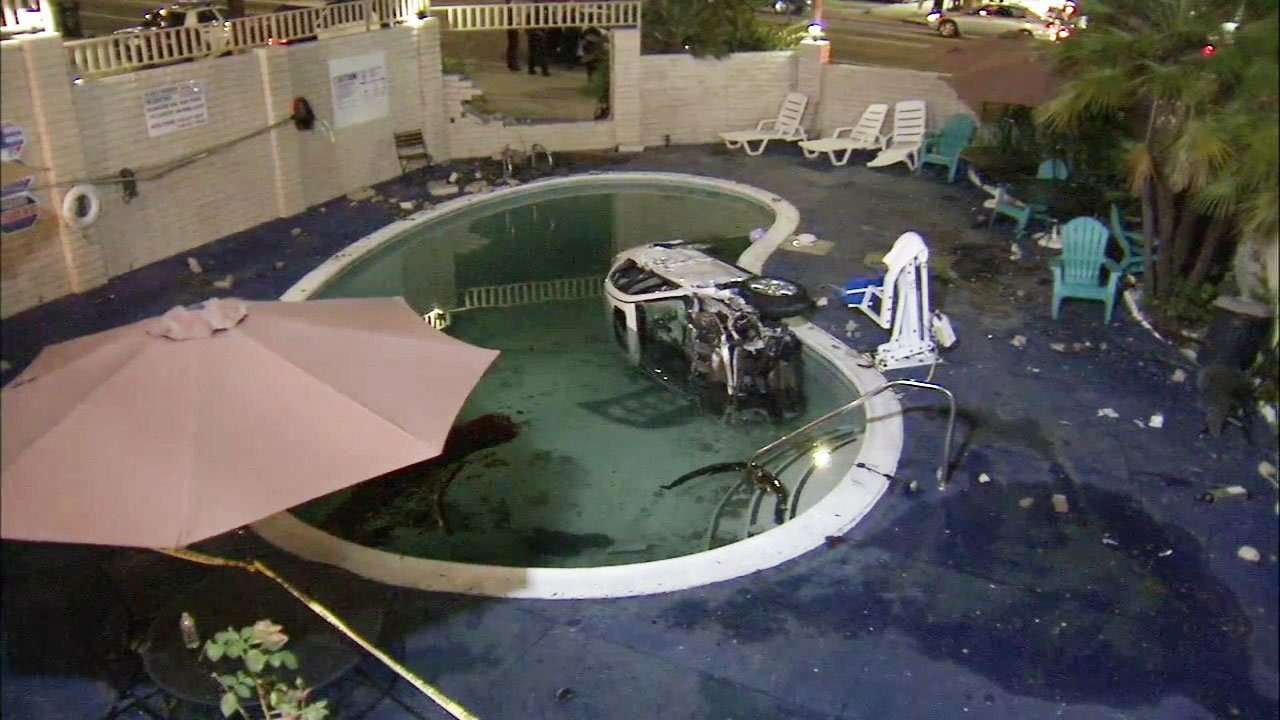 Toyota рухнула в бассейн отеля. Пострадали 8 человек