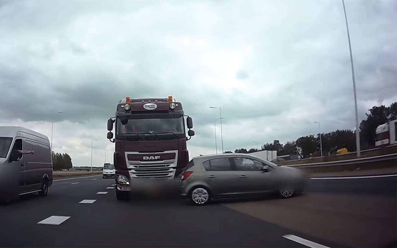 Грузовик поиграл машиной в кегельбан. Где же современные системы безопасности?