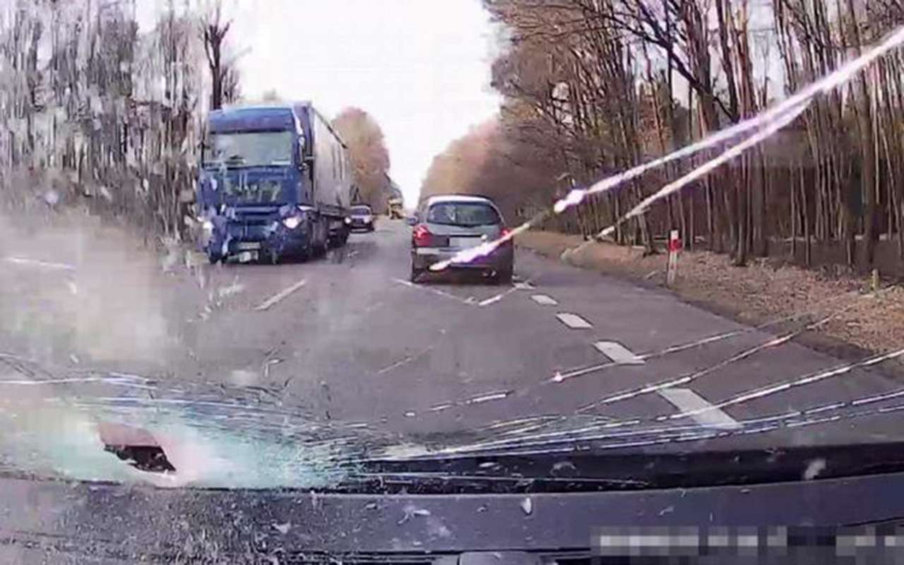 Хорошо, что жив остался: жуткое видео с летящим глушителем