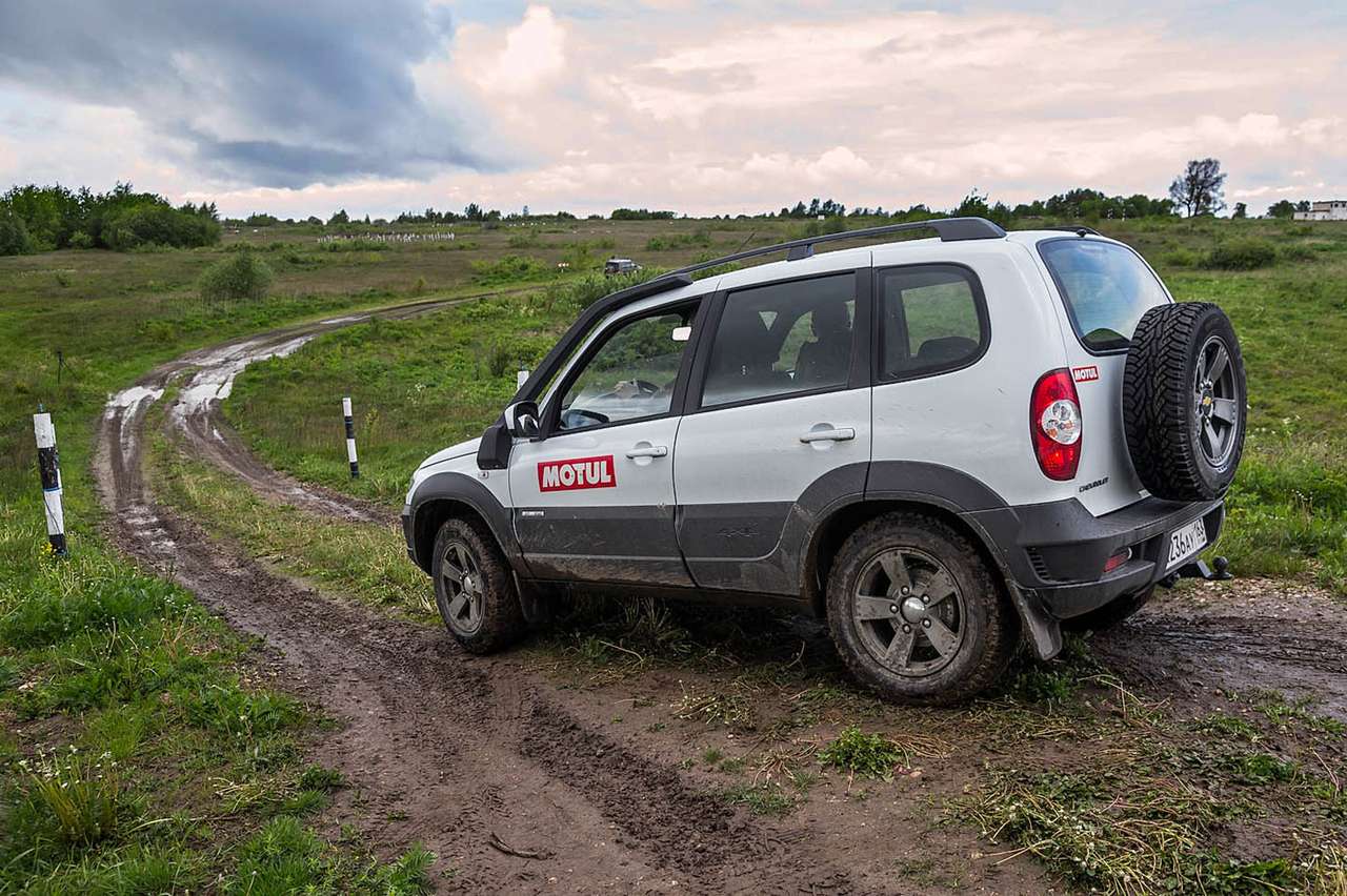 На военном полигоне Шевроле Нива в своей стихии.