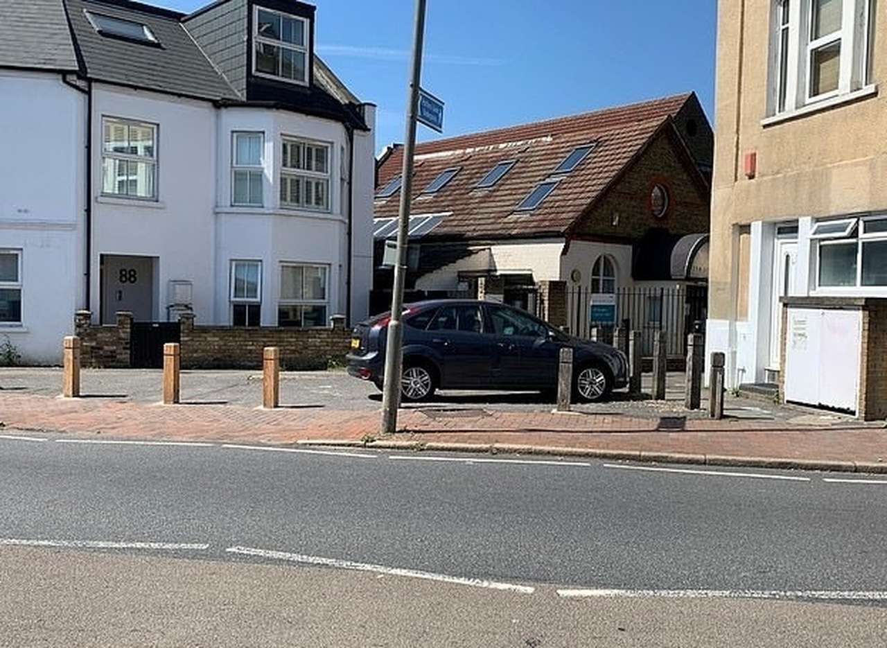 Встал на тротуаре - дальше не поедешь: остроумный способ наказания