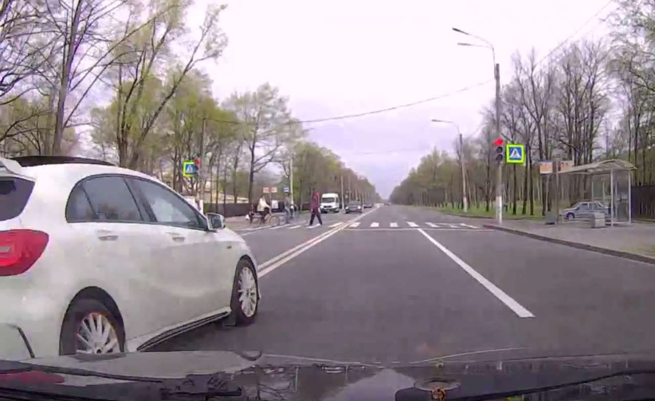 Противостояние водителей вовремя прекратил подоспевший инспектор ДПС (ВИДЕО)