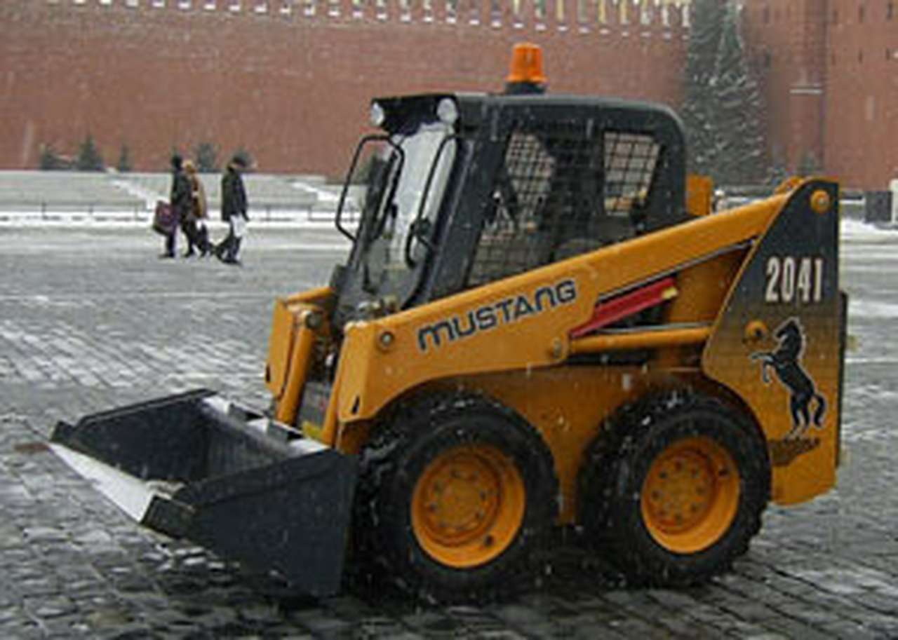 Московские улицы обрабатывают реагентами вопреки Собянину