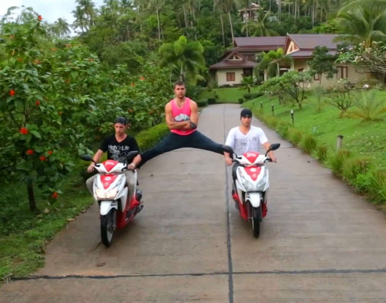 Знаменитый шпагат Ван Дамма проделали на скутерах