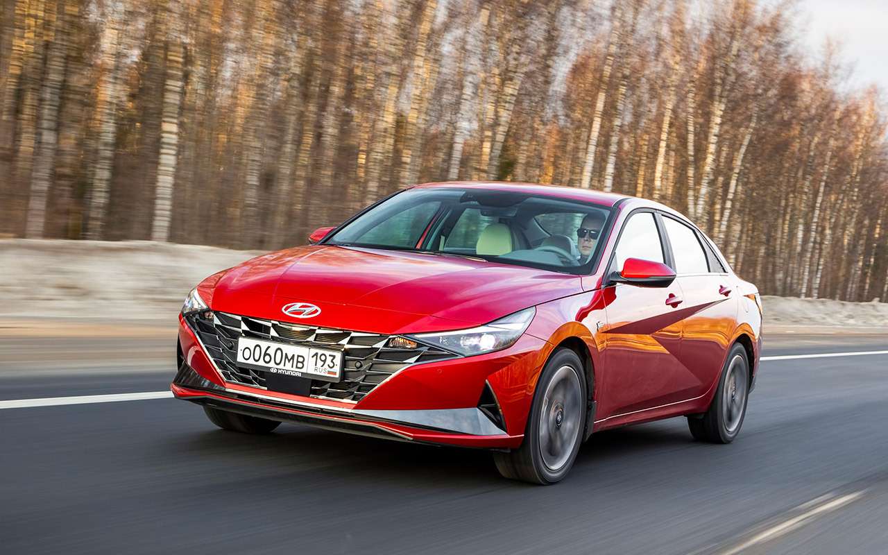 Hyundai Elantra. Цена в России — от 1 389 000 ₽. Светодиодные фары стоят на всех Элантрах, кроме базовой, и светят хорошо. Омывателя, автокорректора, подсветки поворотов и противотуманок нет. Каждая функция в отдельности – вроде бы мелочь. Но отсутствие всего разом удручает. От защиты картера до асфальта я намерил 155 мм – на 5 мм больше, чем заявляет ­производитель.