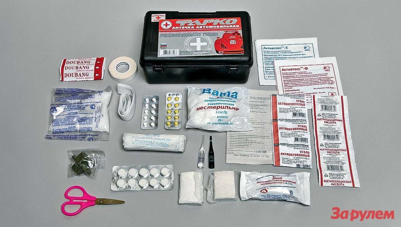 ФАРКО: Вместо нестерильных бинтов лежат два мотка нарезанной марли безо всякой упаковки и маркировки. Взамен флакончика с нашатырем одноразовая стеклянная ампула, а жидкий корвалол заменен таблетками. Упаковка нитросорбида – надо полагать, альтернатива нитроглицерину. Лейкопластырей пять штук, а должно быть восемь. Ваты 25 г вместо 50 г. Анальгина нет.