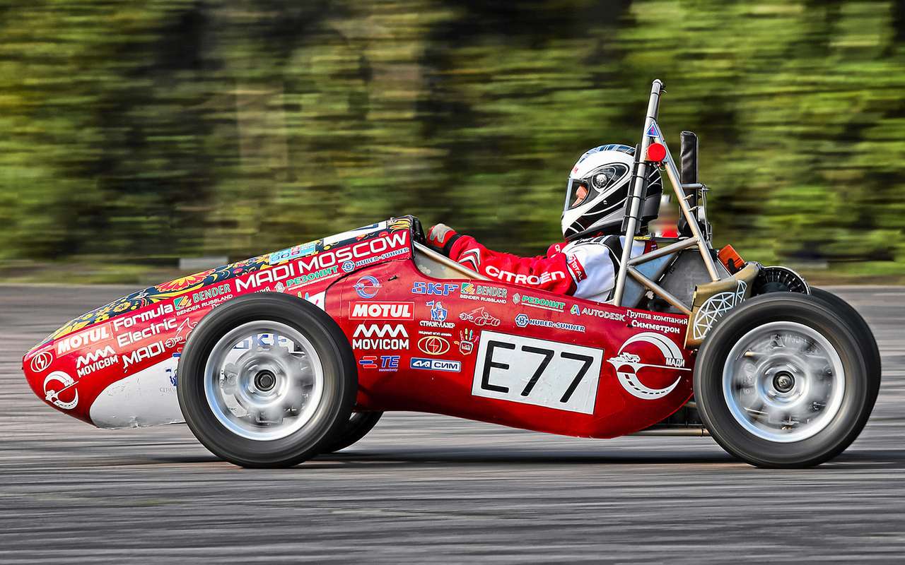 Электрический болид Феникс. Основа болида – пространственная рама, сваренная из стальных труб. Внешние панели – из стеклопластика. Всё это ребята делали самостоятельно.