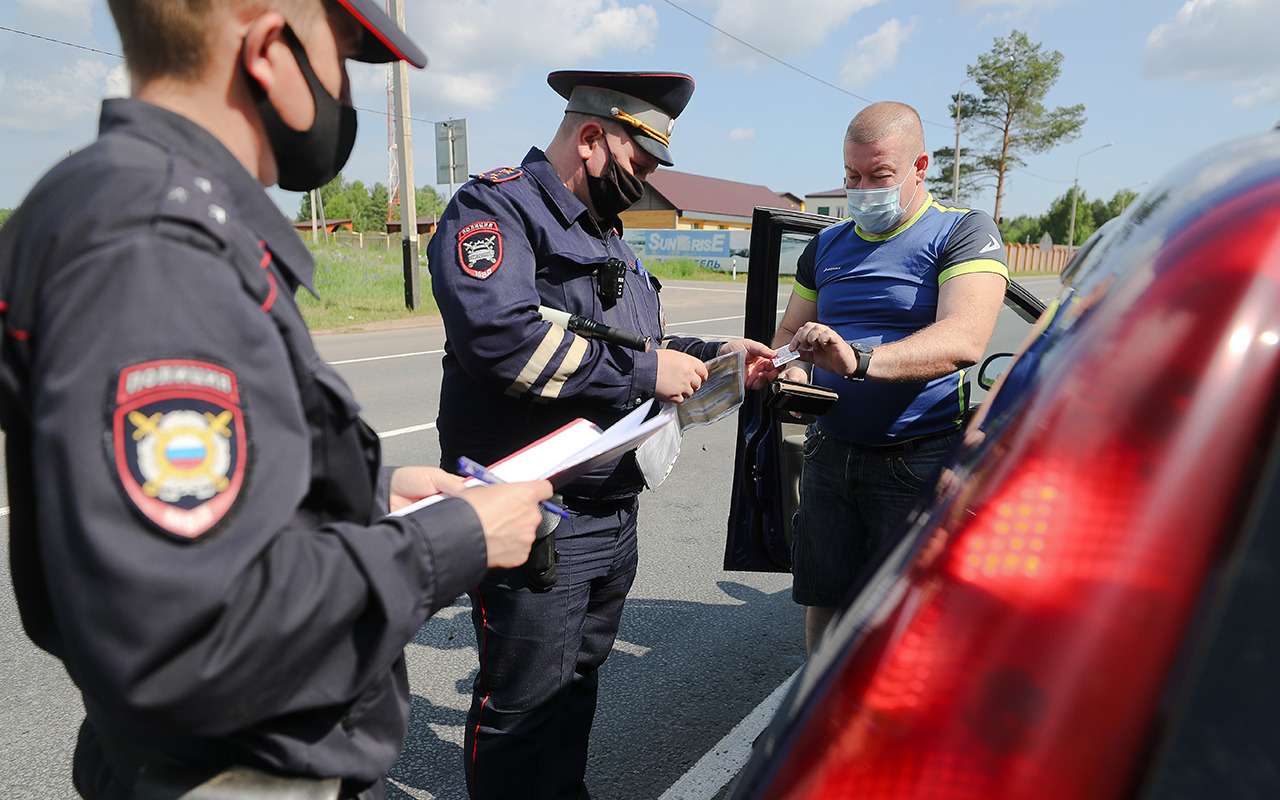Чем грозит дача взятки инспектору — ГИБДД напоминает