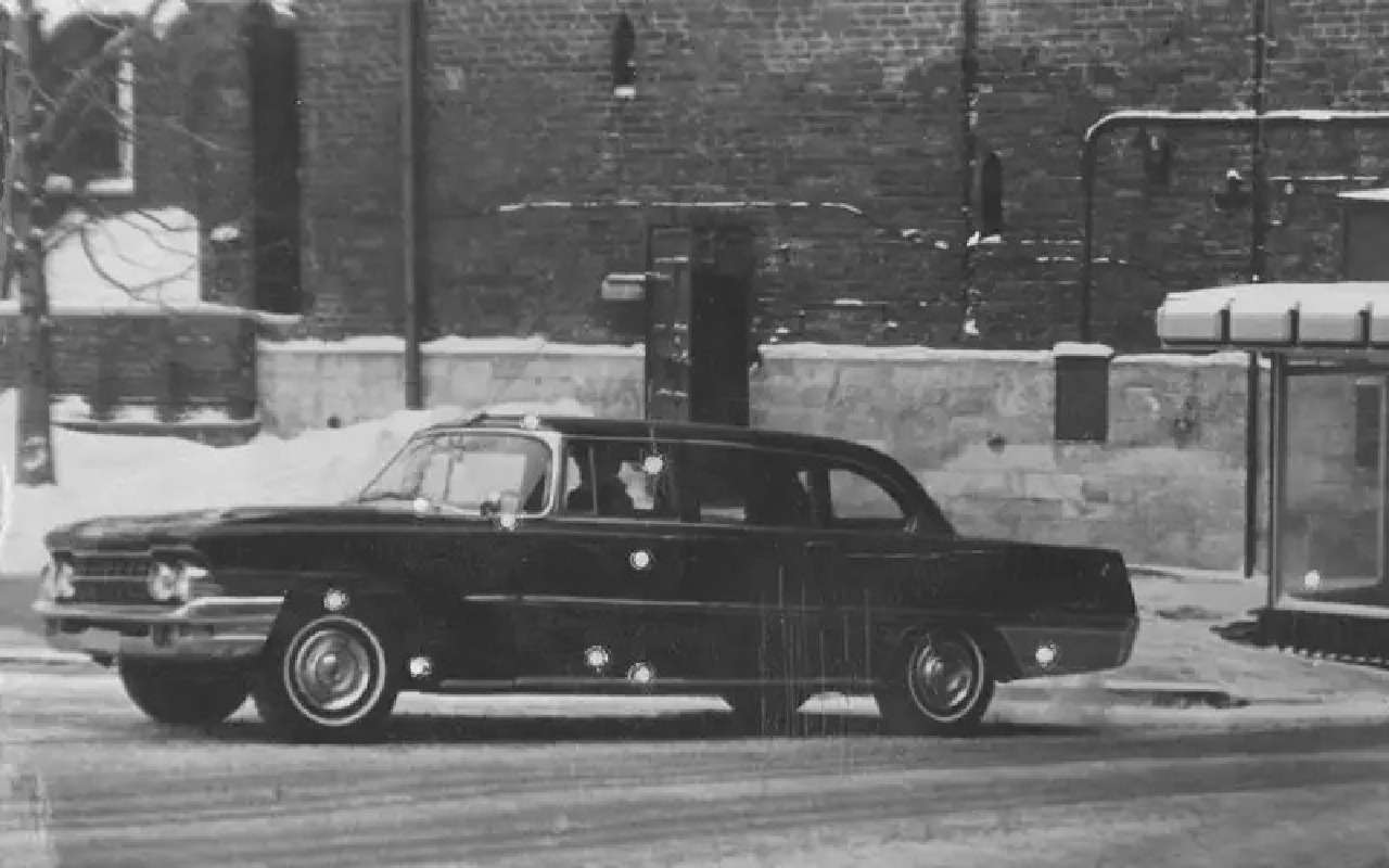 Обстрелянный ЗИЛ-111Г, с указанием точек, куда попали пули.