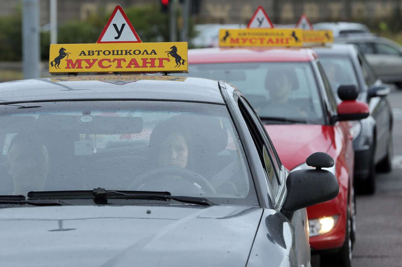 Должникам по налогам и алиментам могут запретить сдавать на права