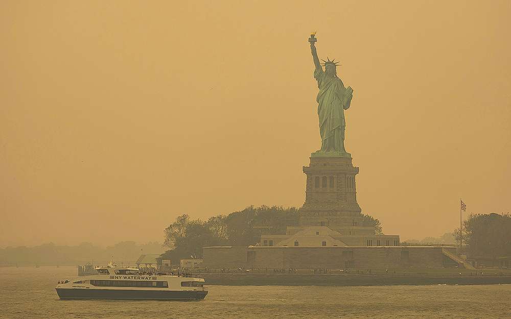Нью-Йорк погрузился во мрак: смог от лесных пожаров накрыл город