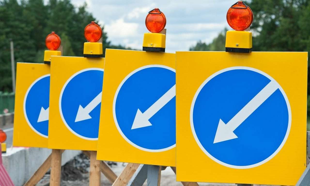 Дорожники начали запрещать движение грузовиков днем из-за жары