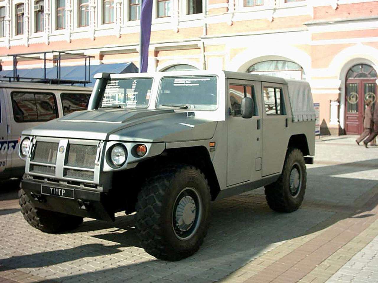 Рогозин решил пересесть со служебного BMW на личный «Тигр»