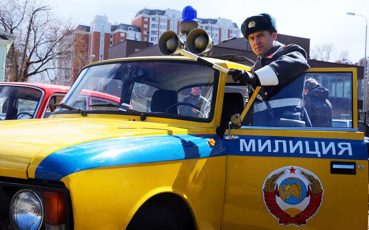 От лошадей до Porsche: на чем ездили милиционеры?