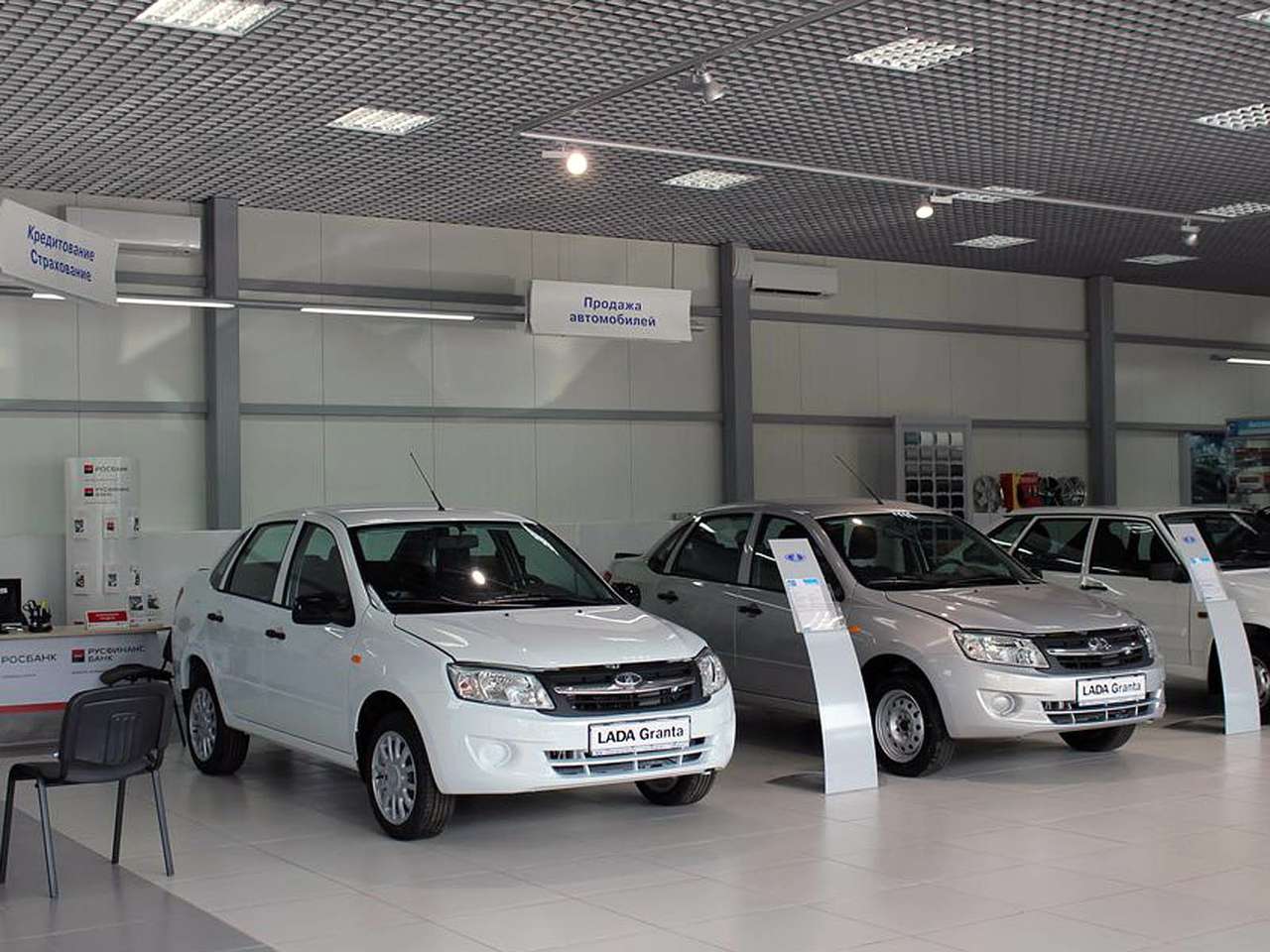 Российский авторынок продолжает стремительно падать