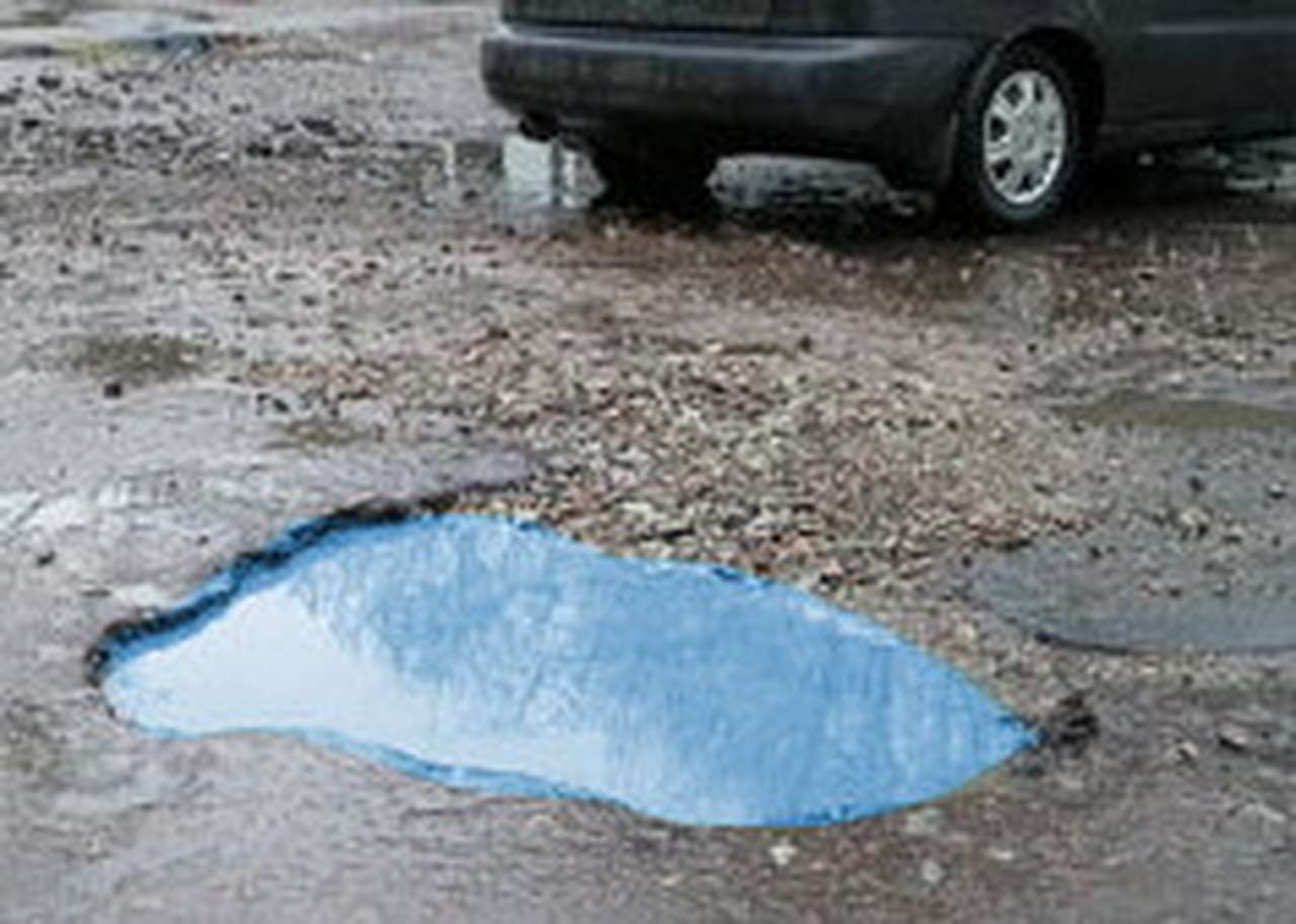 Тольяттинские активисты раскрасили ямы на дорогах