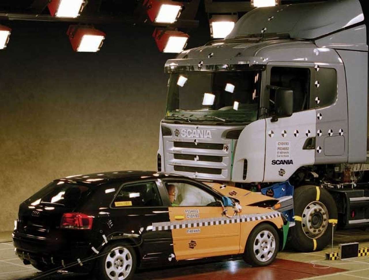 Audi A3 выдержала крэш-тест с грузовиком "на отлично"