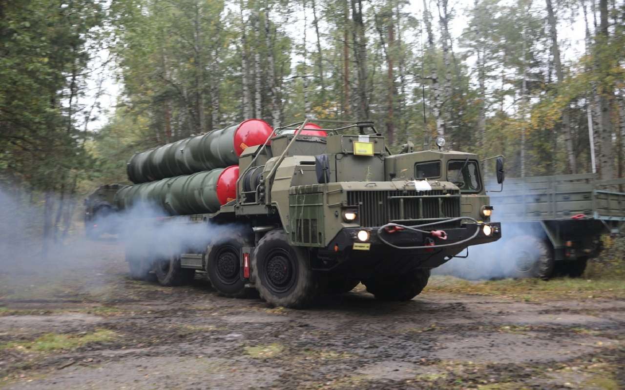 Пусковая установка комплекса С-400 на самоходном шасси повышенной проходимости МЗКТ-543М (МАЗ-543М). Автомобиль оснащен гидромеханической передачей с ручным переключением в составе трансмиссии.