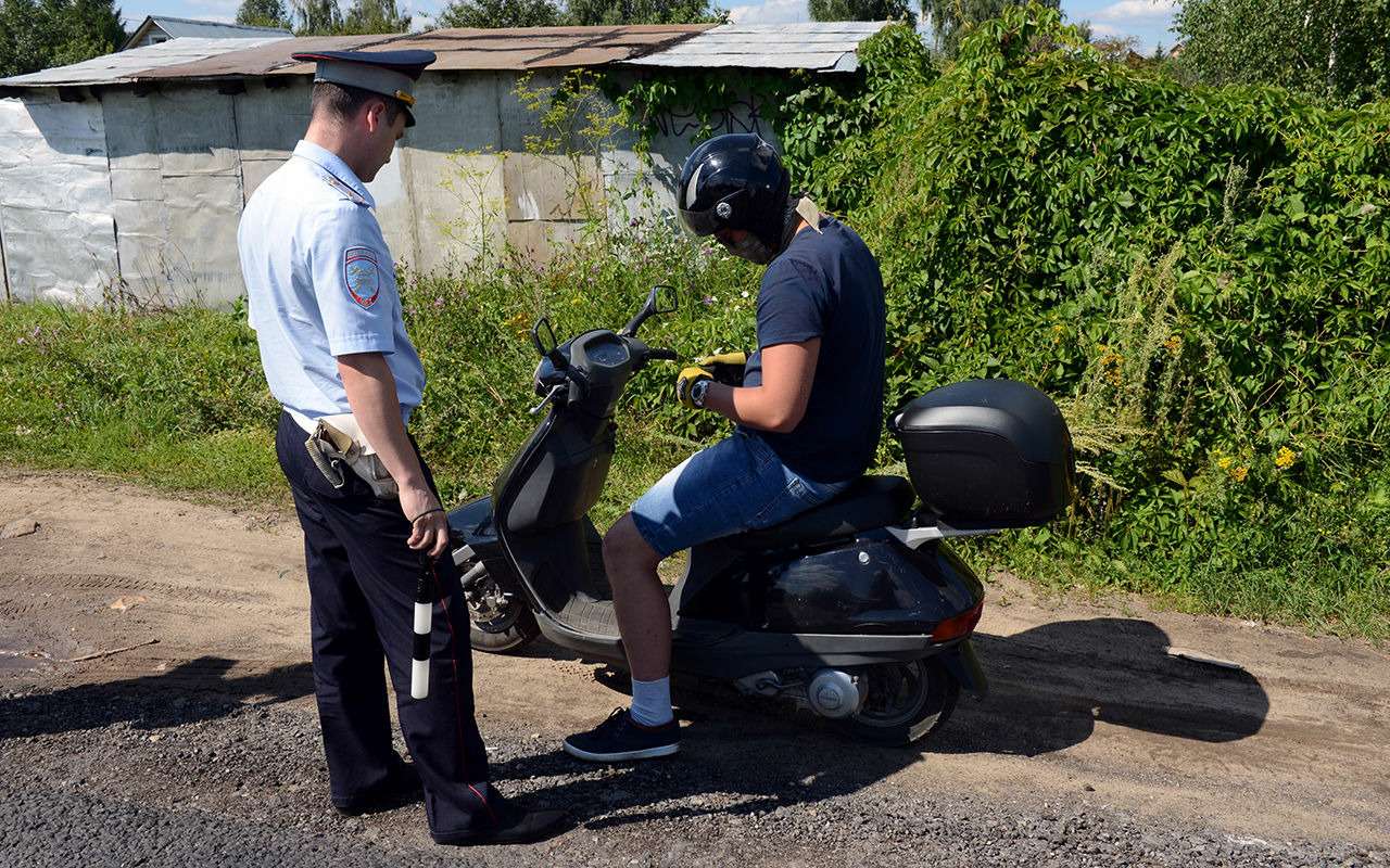 Гаишники хотели отнять мопед у подростков и были избиты