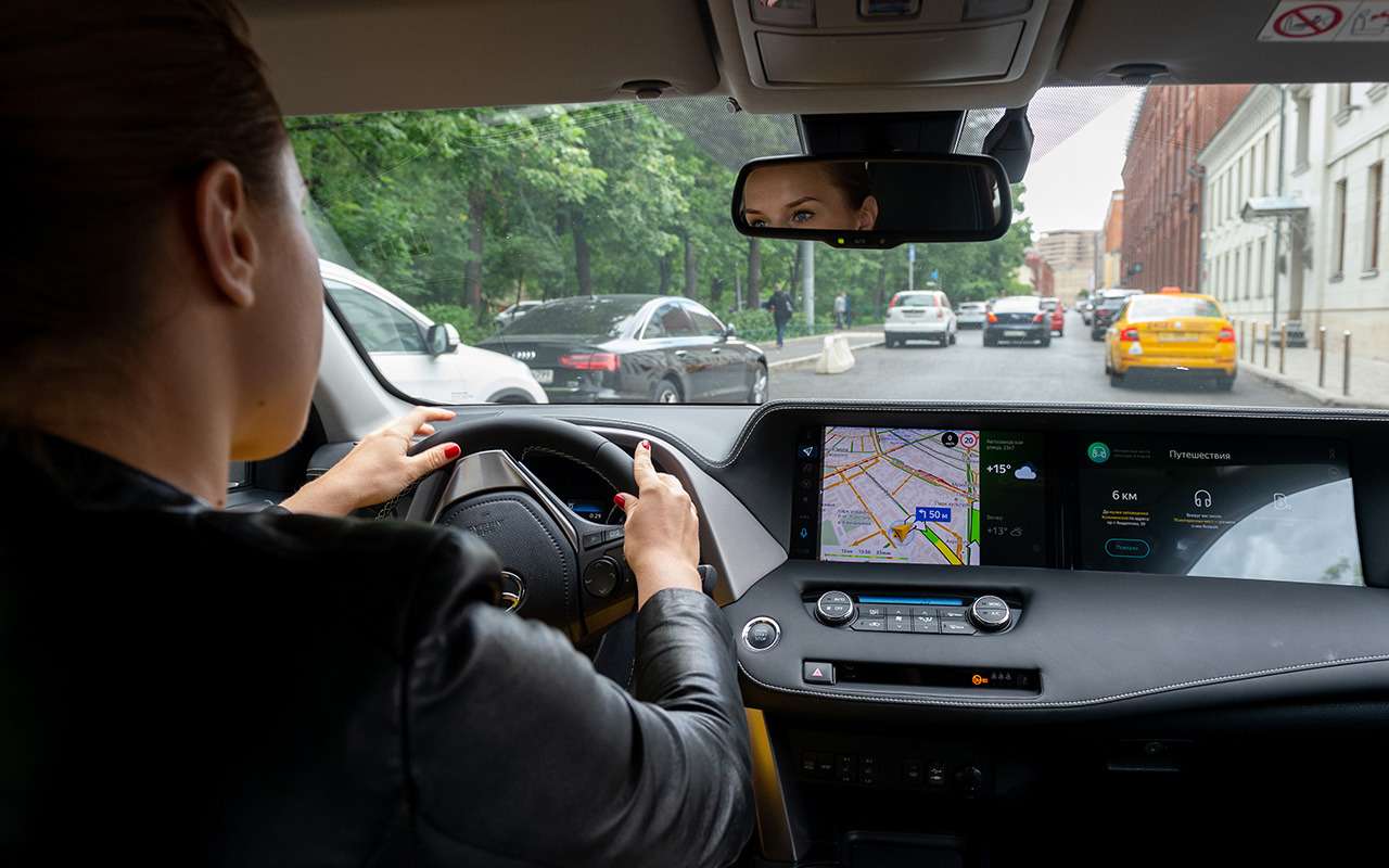 Алису научили открывать багажник. Завтра она оплатит парковку