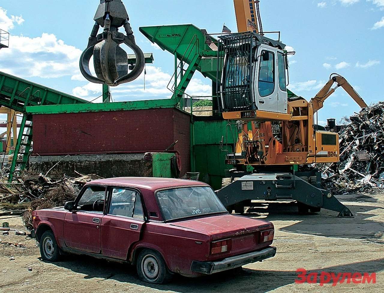 В российские шредеры автомобили, увы, отправляются примерно в таком виде. Соблюдаемый минимум – снятие бензобака, и то лишь ради безопасности рабочих.
