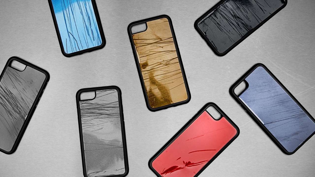 Страшное напоминание: корпус мобильника из побывавшего в ДТП автомобиля