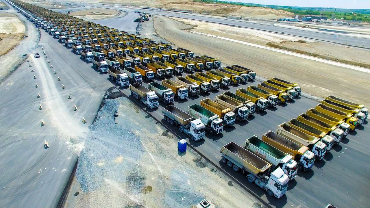 Колонна из 1453 грузовиков пошла парадом на мировой рекорд