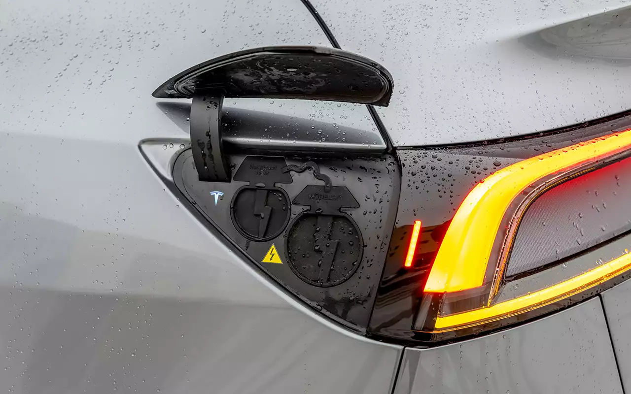 Как и почти все «китайцы», произведенные в КНР, эти Теслы имеют зарядный разъем GB/T.