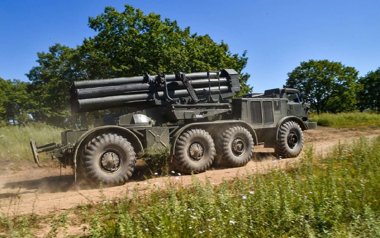 РСЗО «Ураган». Габариты в походном положении – 9630×2800×3225 мм. Боевая масса – 20,2 тонны. За кабиной находится моторный отсек, в котором установлены две зиловские V-образные бензиновые «восьмерки» суммарной мощностью 360 л.с. Двигатели имеют чугунные блоки и алюминиевые головки цилиндров.