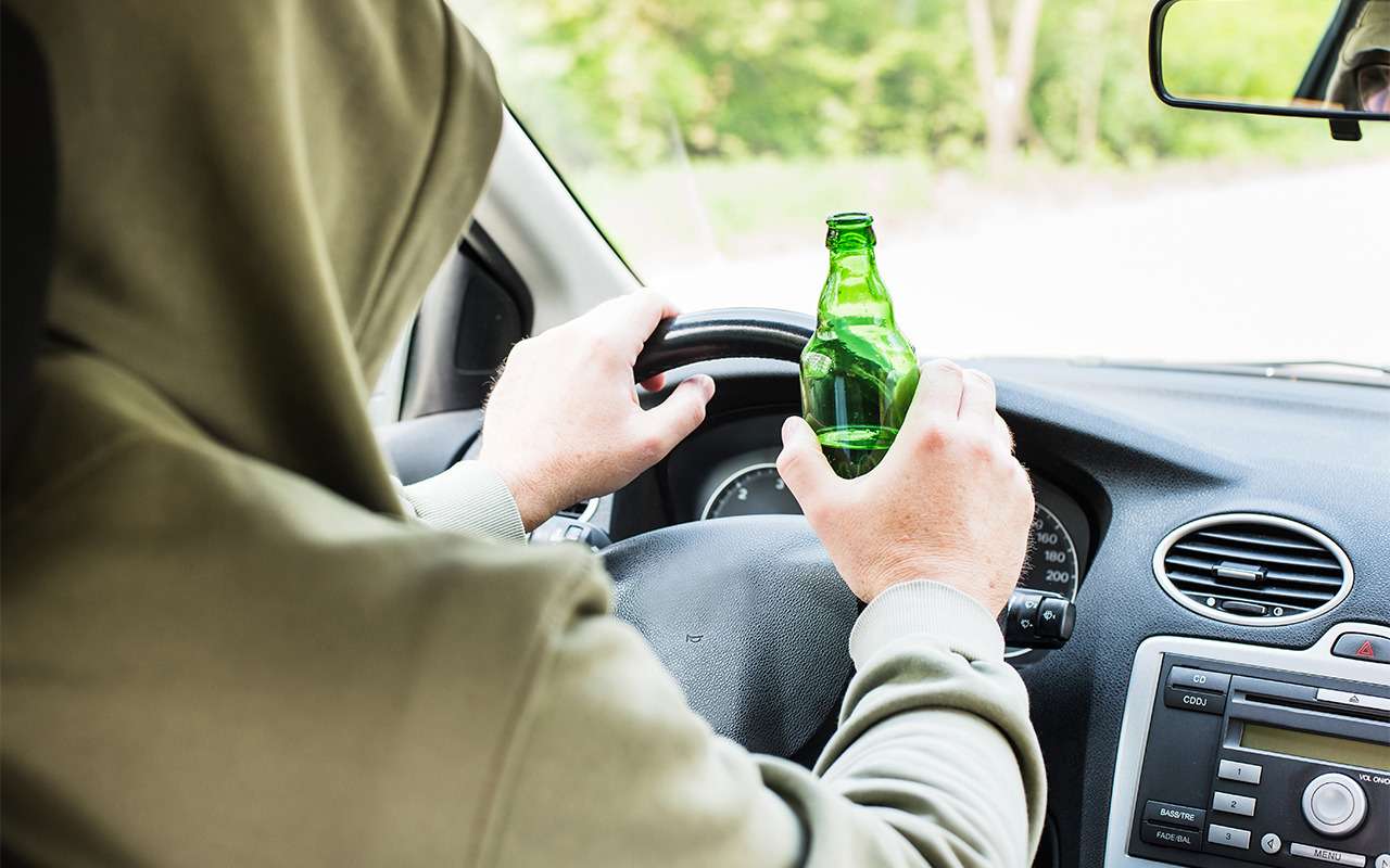 Пьяный водитель на машине воровал дорожные знаки. Собрал коллекцию на срок